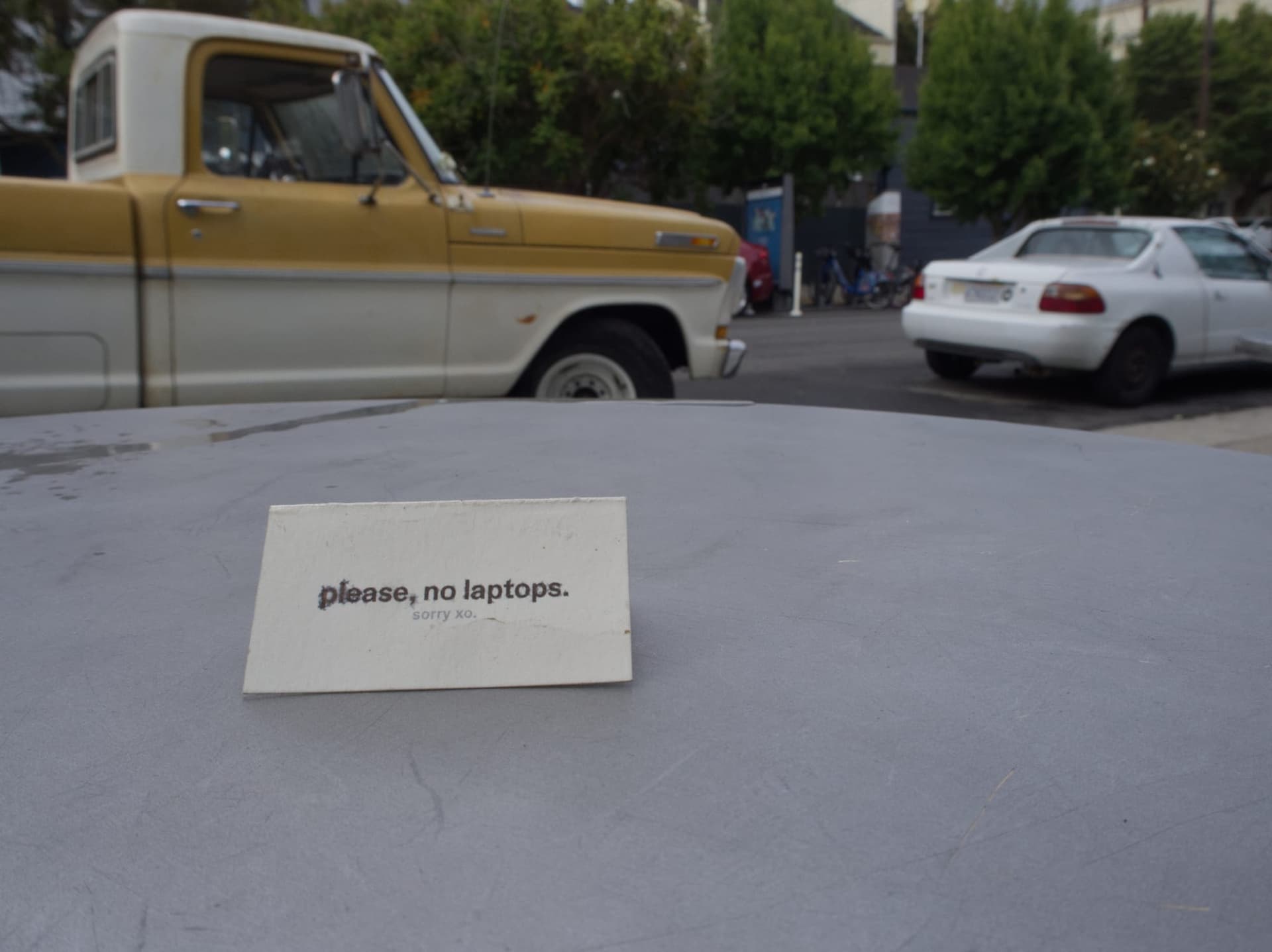 No laptops sign on a cafe table