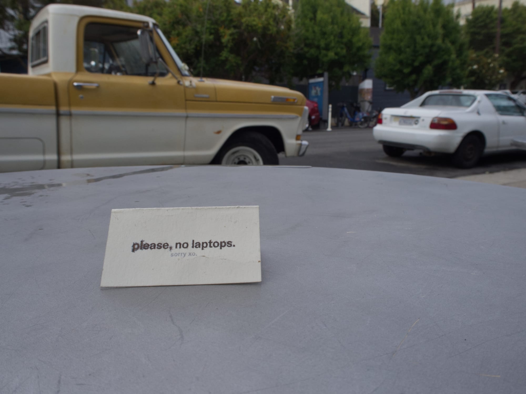 No laptops sign on a cafe table