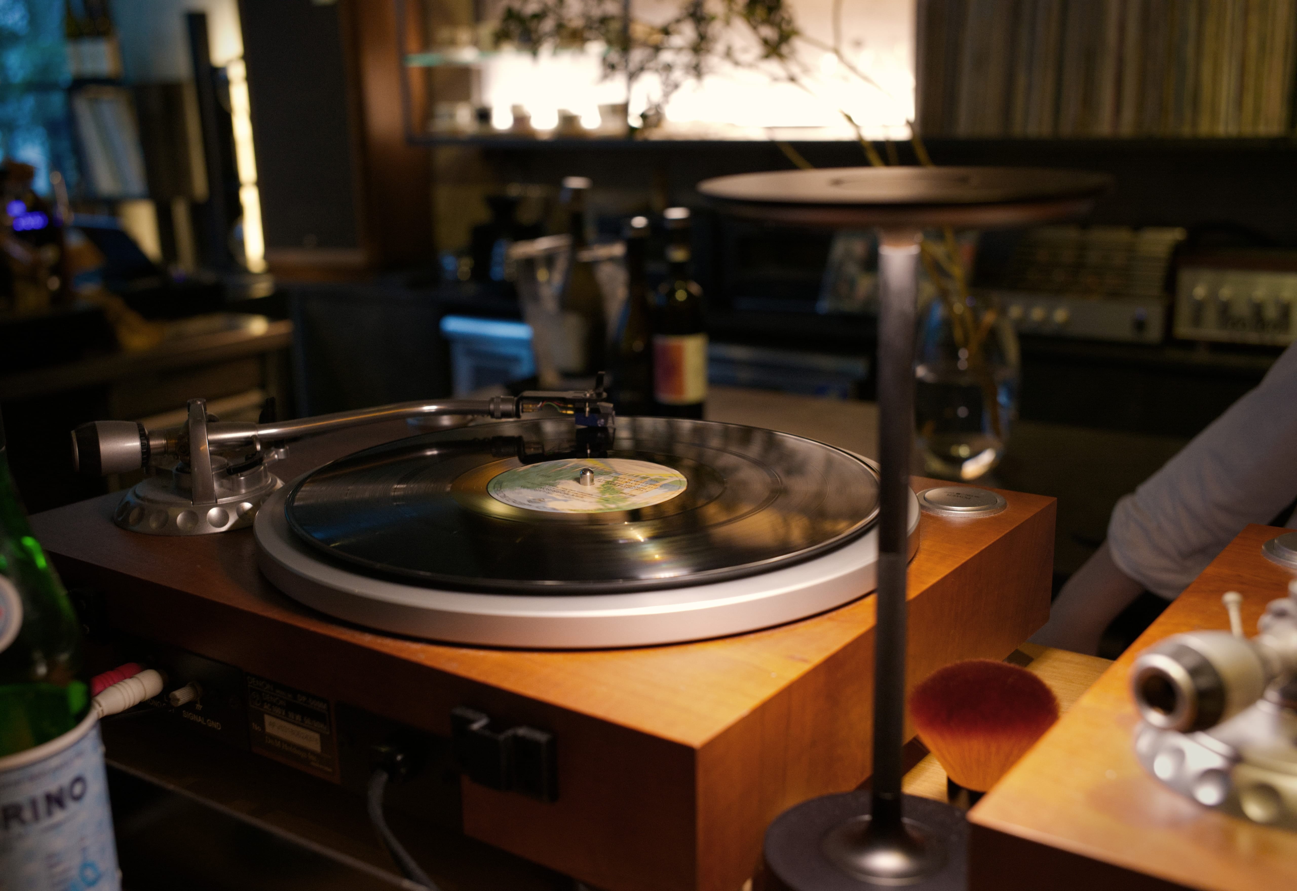 A vinyl record playing on a turntable at epulor